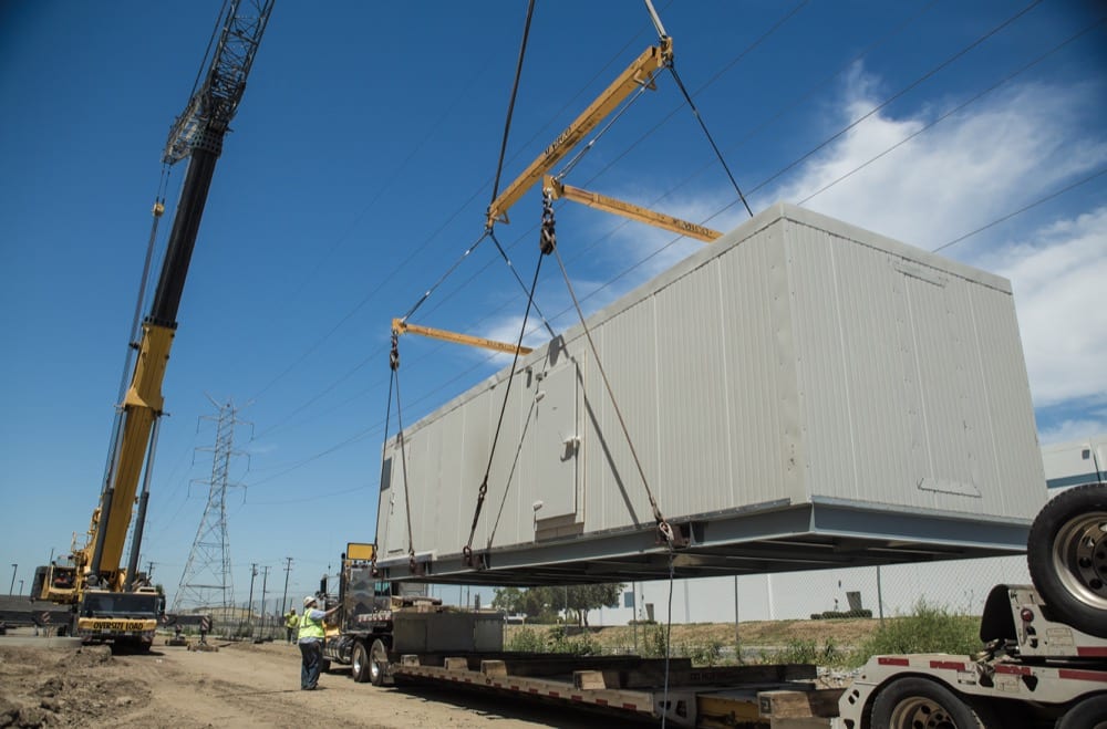 A crane lifting a container equipped with turnkey refrigeration ensures efficient and reliable cold storage during transport.
